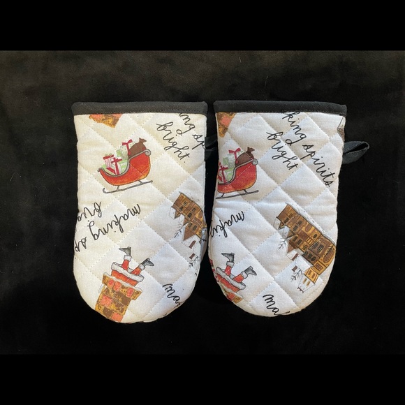 Rae Dunn Oven Mitts - Picture 6 of 6
